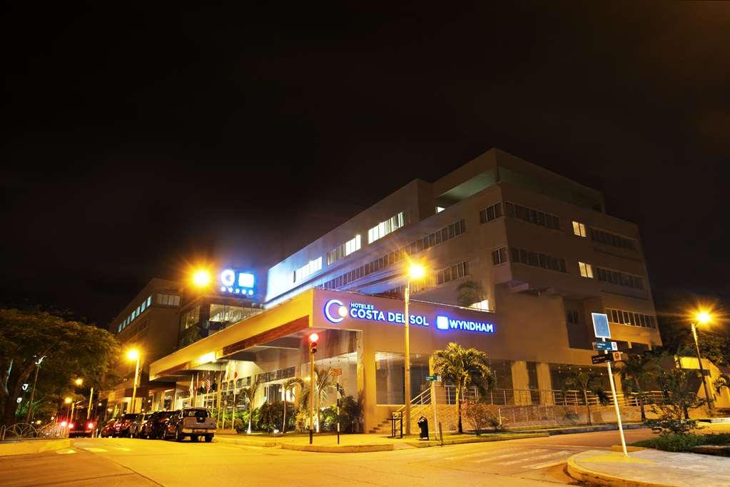 Wyndham Costa Del Sol Pucallpa Ngoại thất bức ảnh The hotel at night