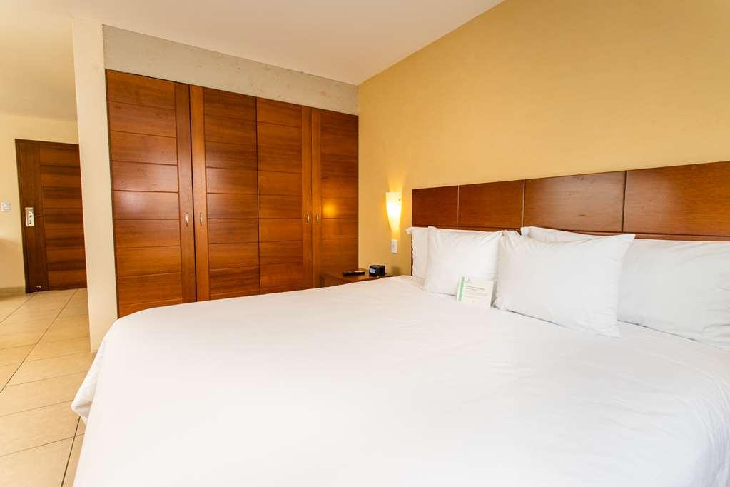 Wyndham Costa Del Sol Pucallpa Phòng bức ảnh A bedroom at the hotel